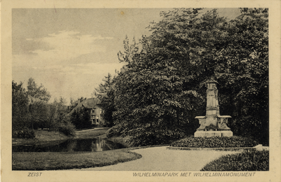 16265 Gezicht in het Wilhelminapark met vijver en gemengde bomen en struiken te Zeist uit het noordwesten; met rechts ...